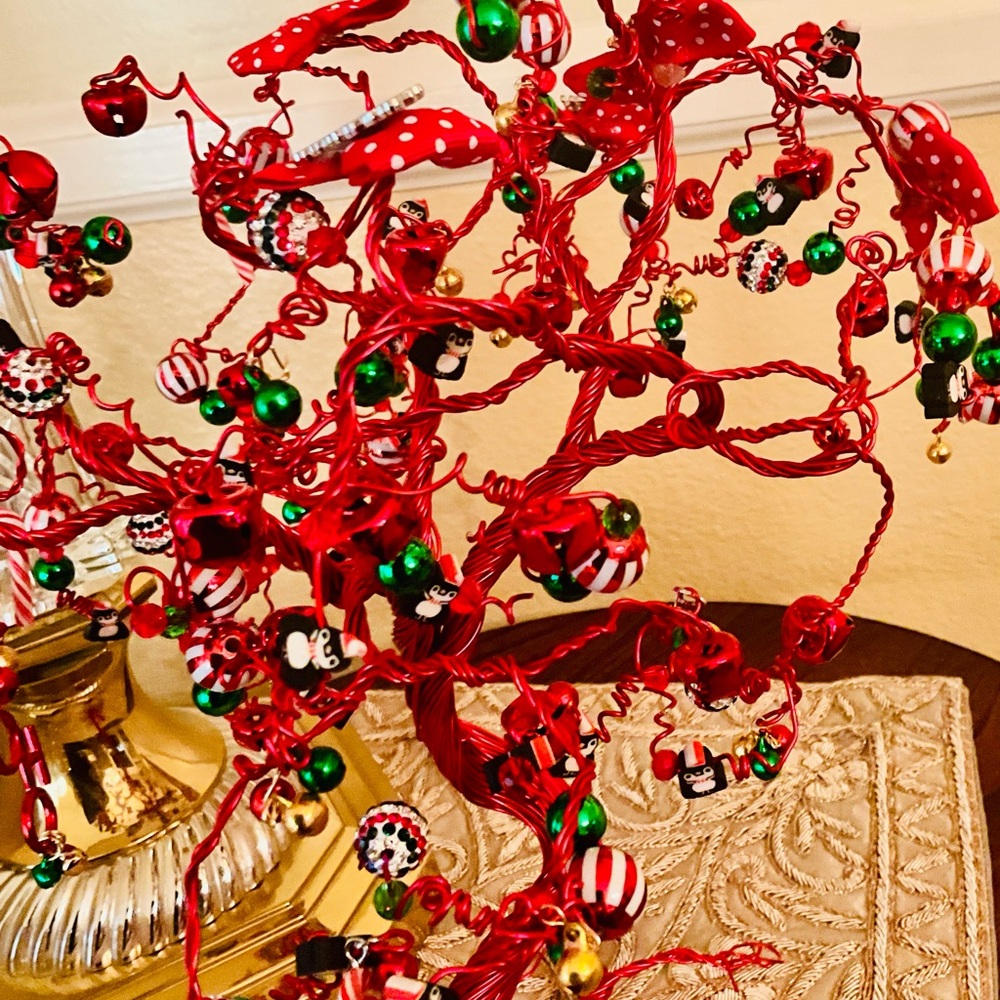 Red festive Christmas tree - Picture 5 of 5
